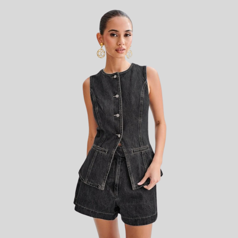 Casual Sleeveless Outfit